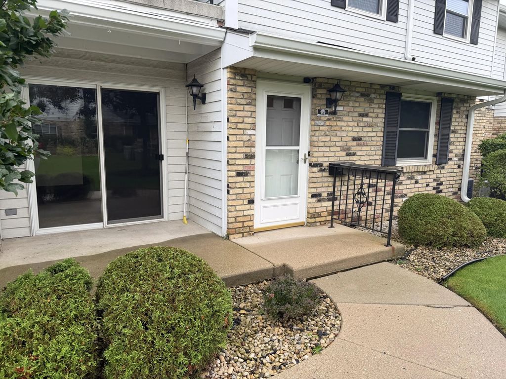 8631 31st Ct 102, Kenosha