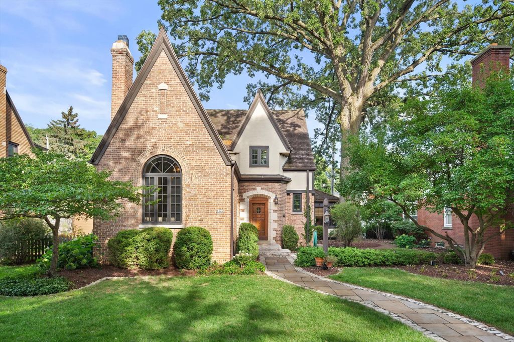 5346 N Hollywood Ave, Whitefish Bay