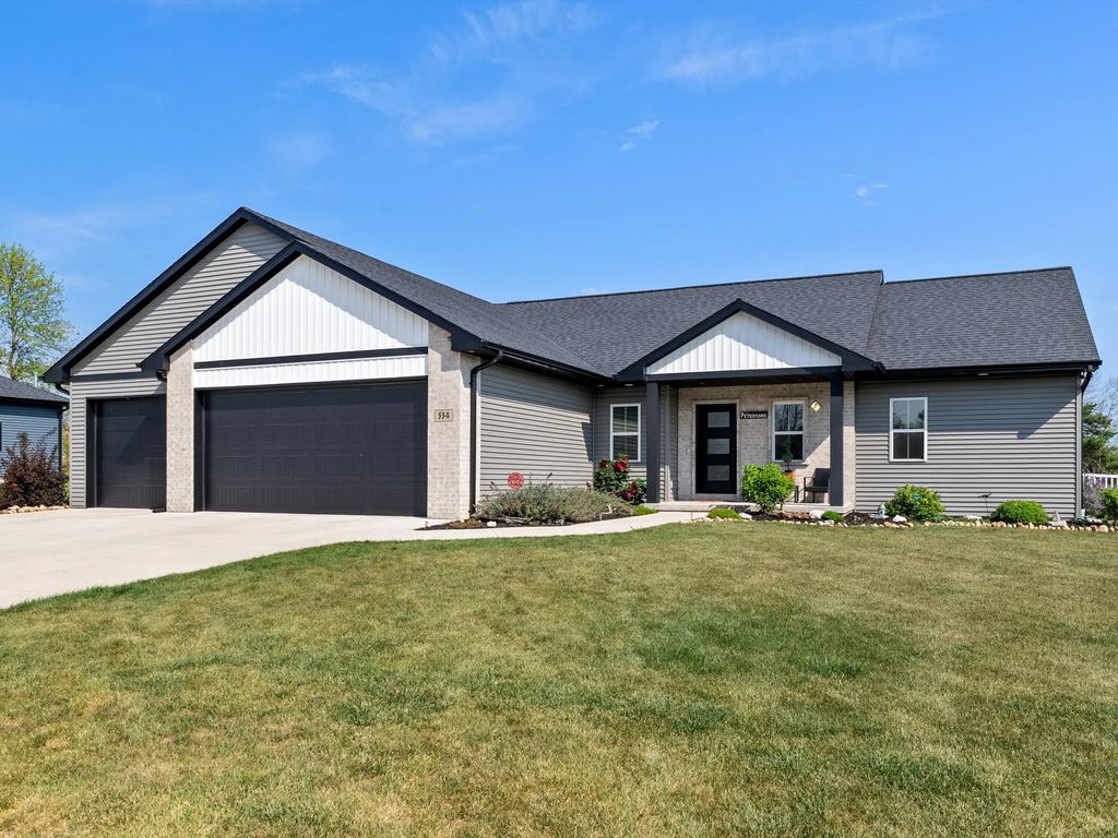 334 Lake Breeze Way, Two Rivers