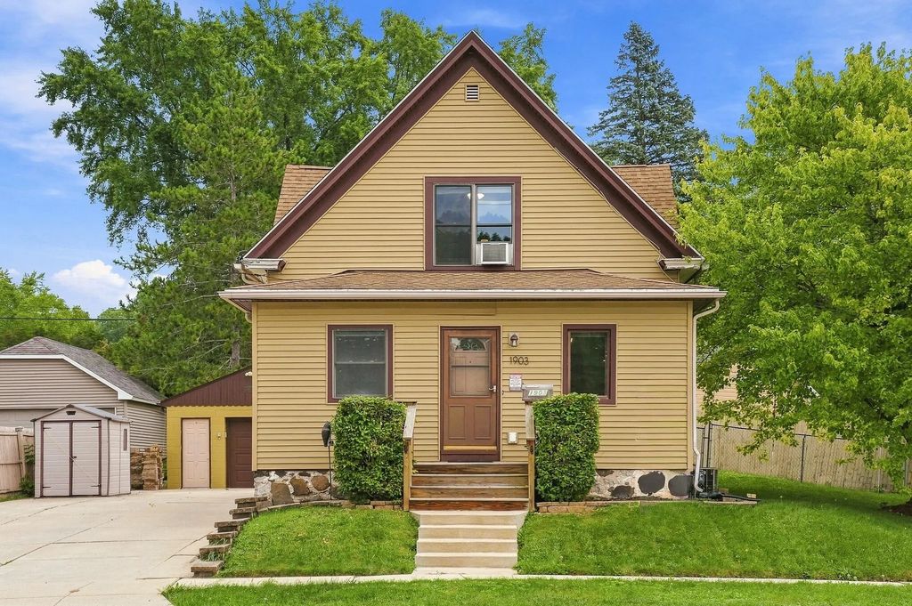1903 Salisbury Rd, West Bend