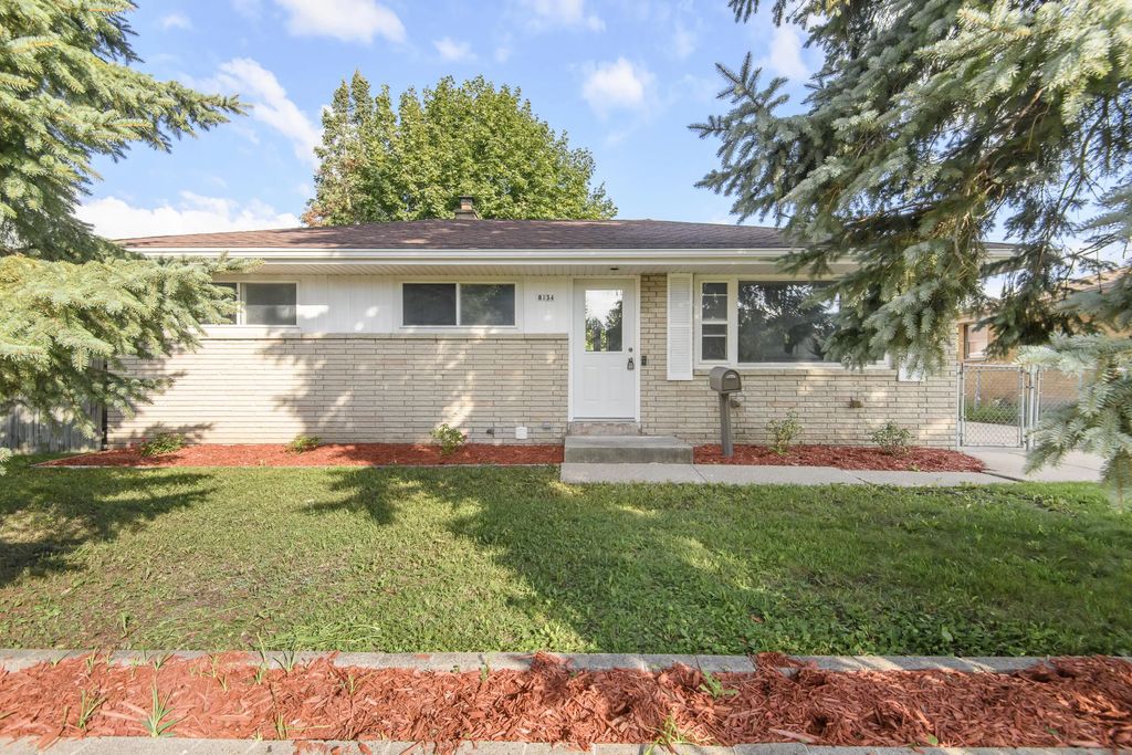 8134 W Acacia St, Milwaukee