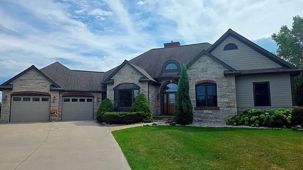 833 Clover Ct, Sheboygan Falls