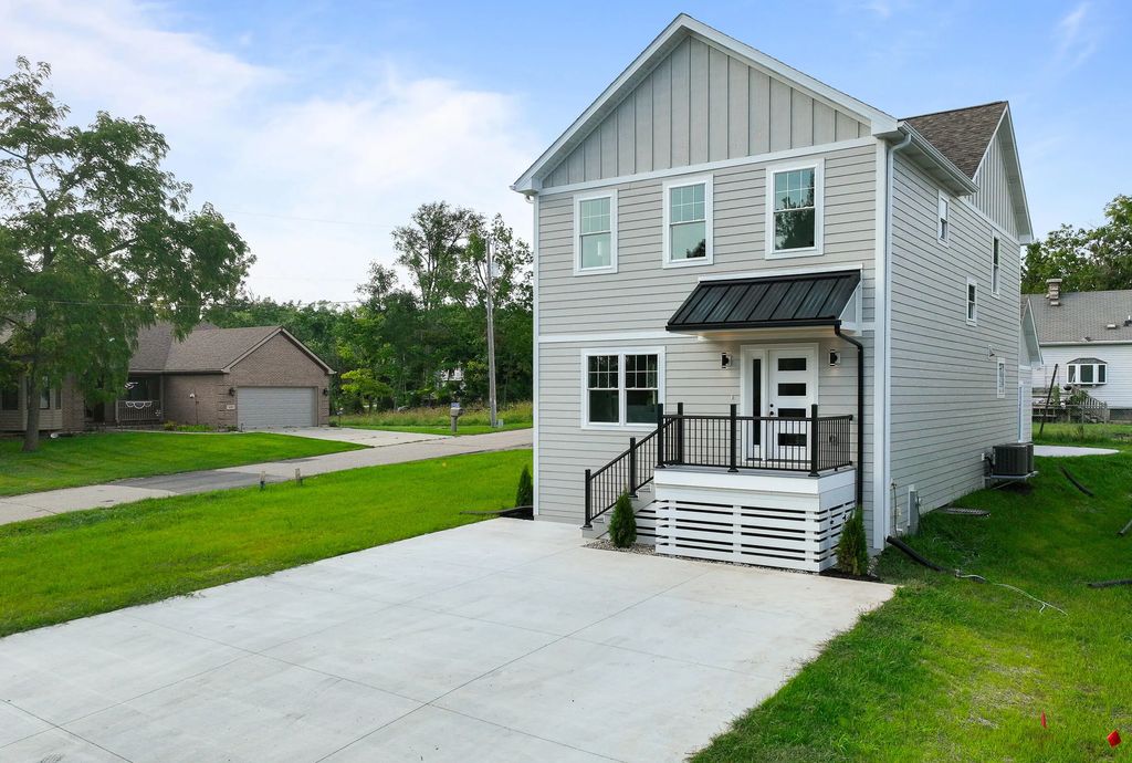W3824 Lakeview Dr, Geneva