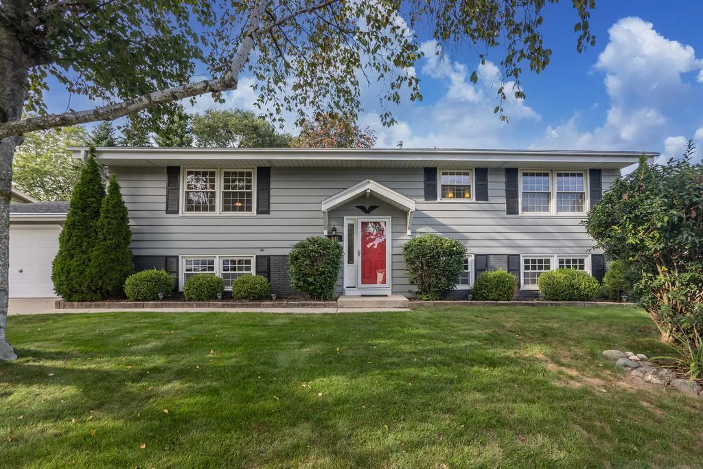 648 Hollybrook Ln, Saukville