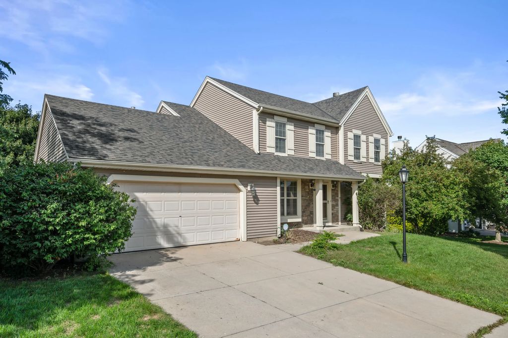 922 River Hill Dr, Waukesha