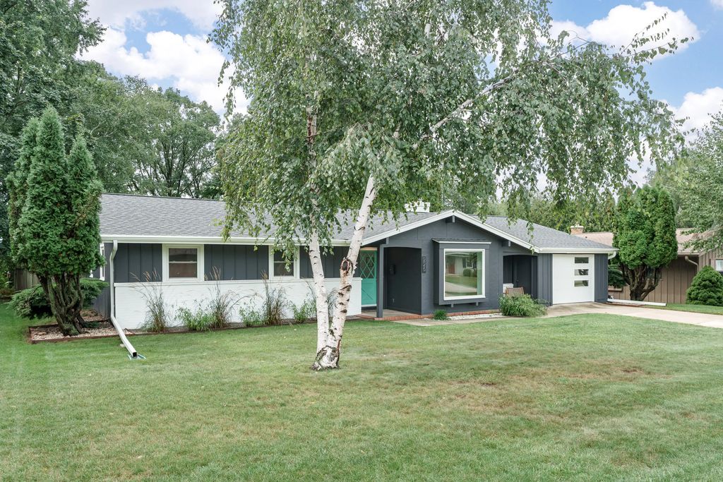 225 Crestwood Dr, Sheboygan Falls
