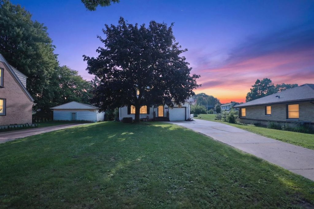 2738 S 72nd St, West Allis