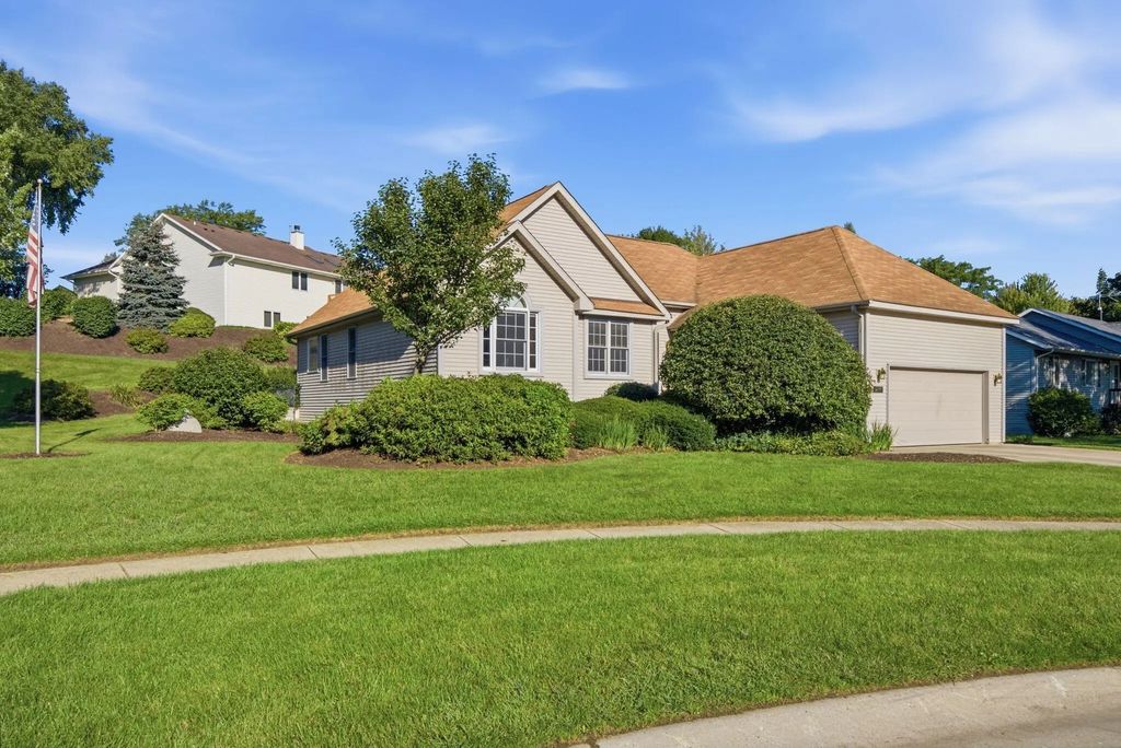 809 Tuckaway Ct, Twin Lakes