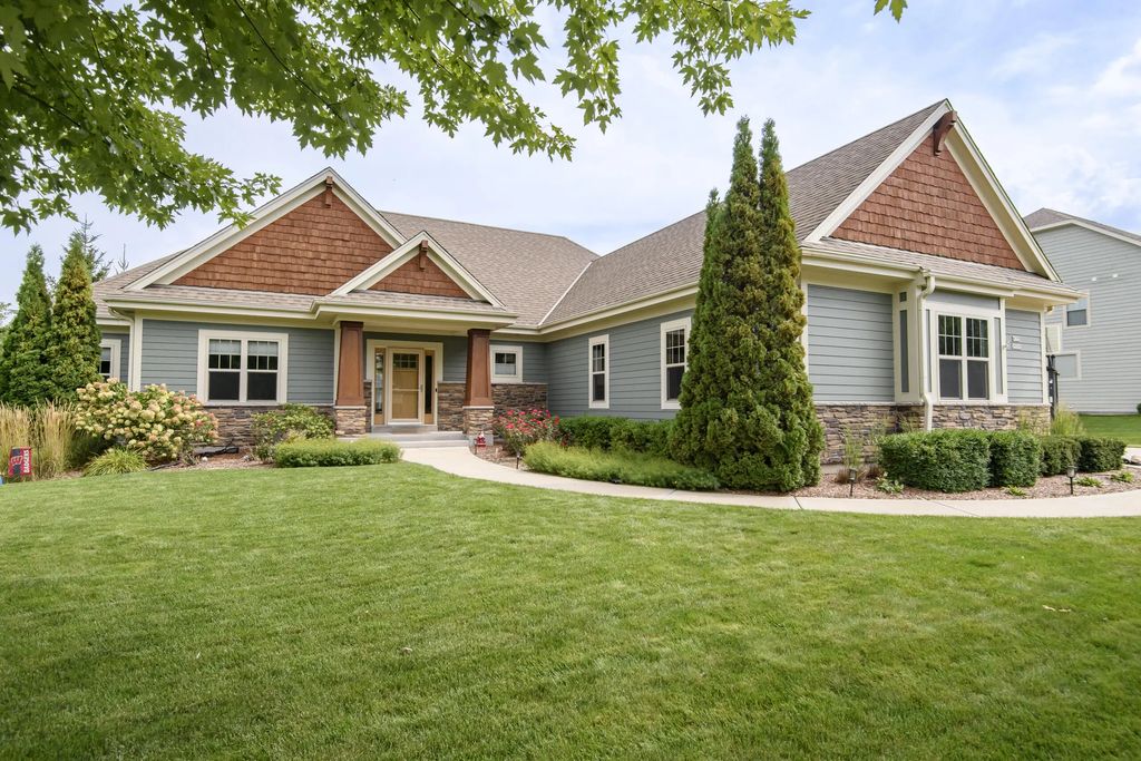 W175n5262 Highridge Dr, Menomonee Falls
