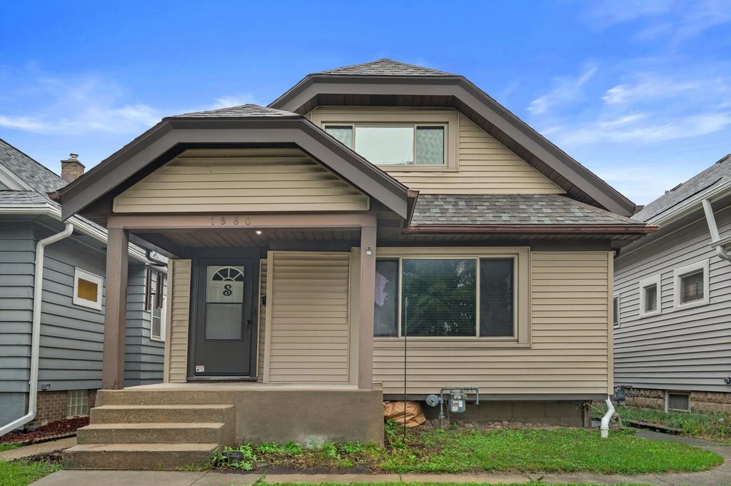 1960 S 68th St, West Allis