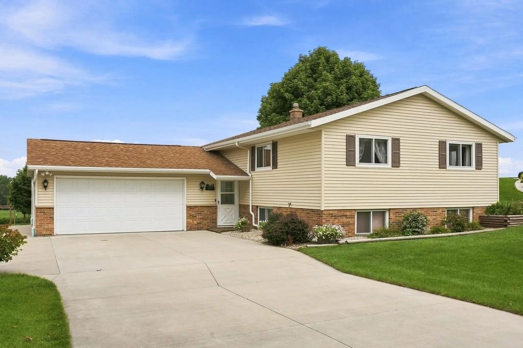 799 Spruce St, Hustisford