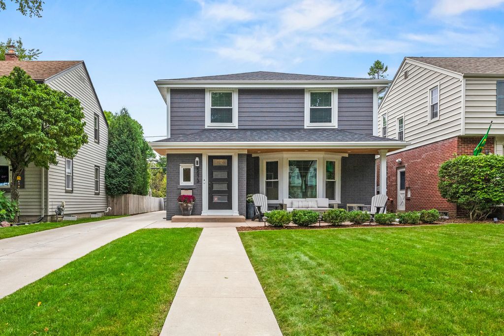 5973 N Bay Ridge Ave, Whitefish Bay