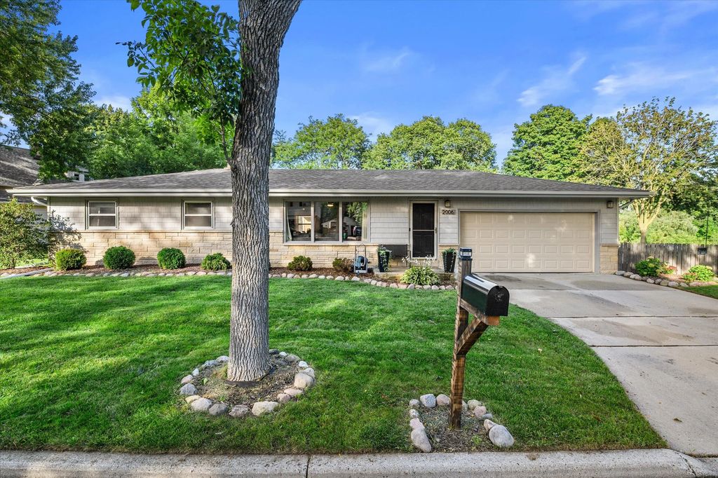 2006 N 107th St, Wauwatosa