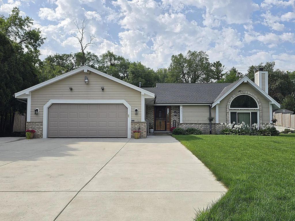 9201 W County Line Rd, Milwaukee