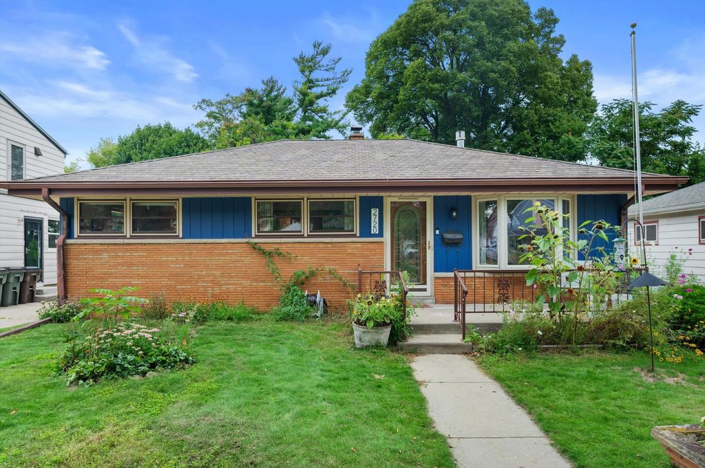 2720 E Elizabeth Ave, Saint Francis