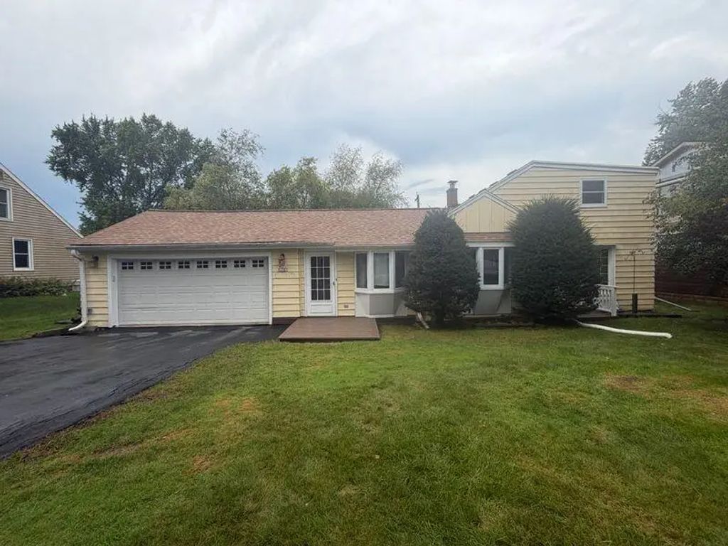 W271n2585 Pear Tree Ln, Pewaukee