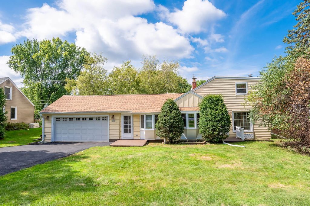 W271n2585 Pear Tree Ln, Pewaukee