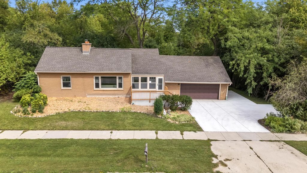 4418 W Mequon Rd, Mequon