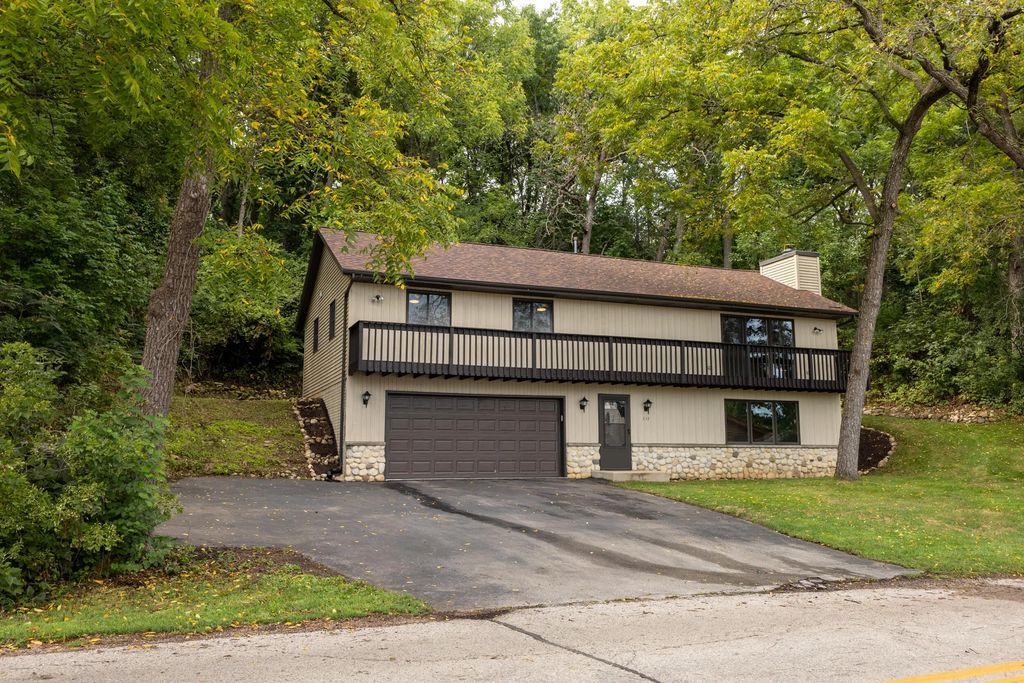 142 Riverside Dr, Waterford