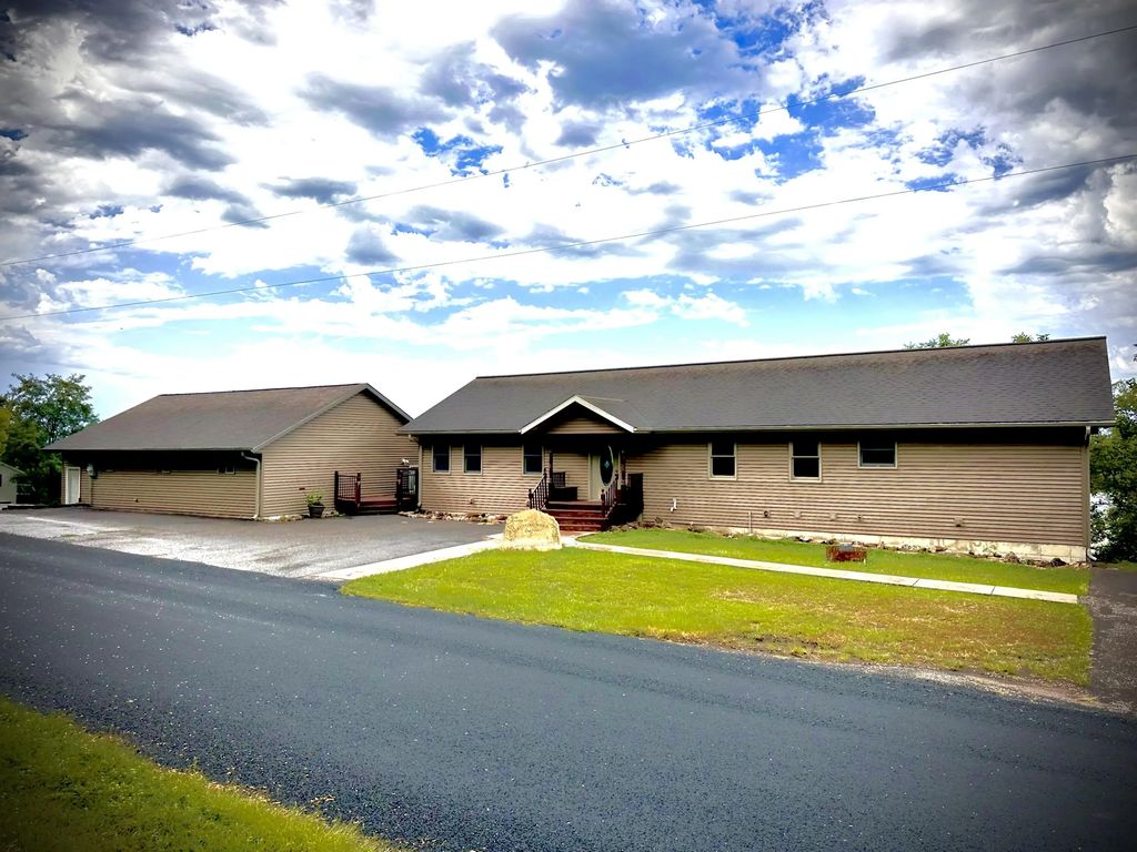 1246 Riverview Dr, Alma