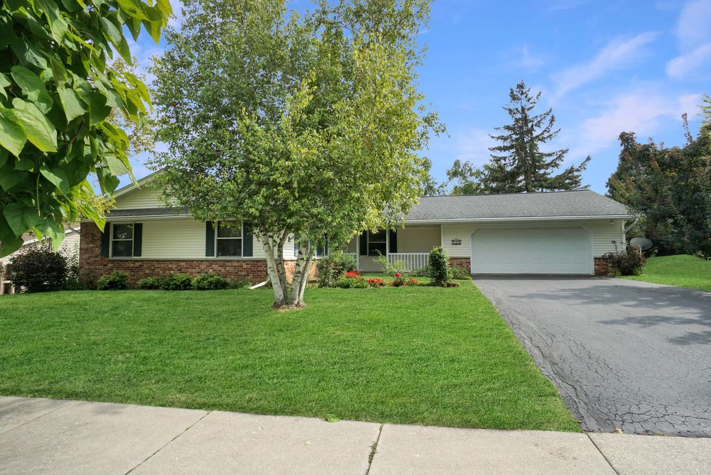 229 Bittersweet Dr, West Bend