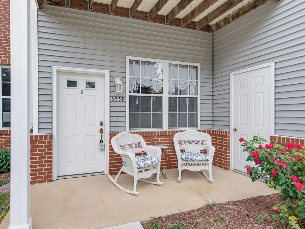 695 W Dekora St D, Saukville