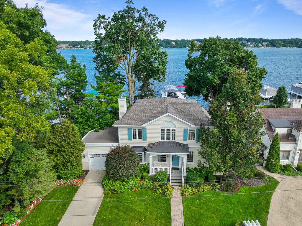1530 Lake Shore Dr, Lake Geneva