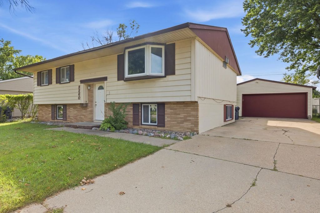 3260 33rd St S, La Crosse