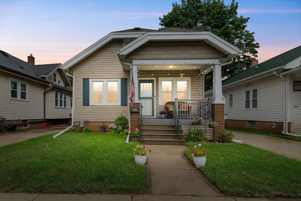 929 Monroe Ave, Racine