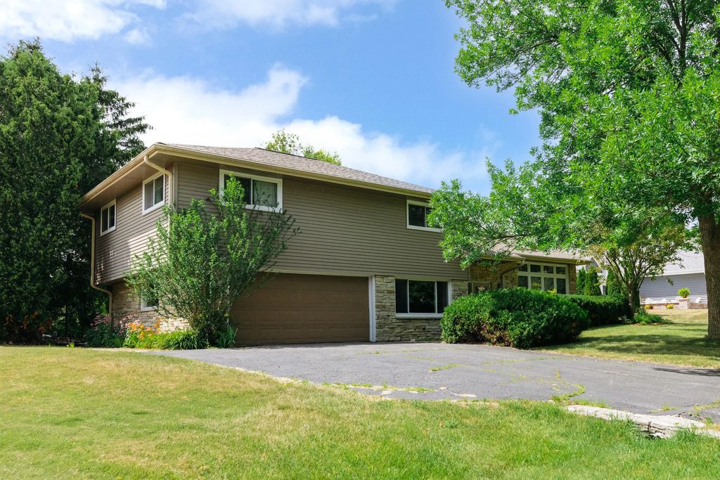 8551 N Manor Ln, Fox Point