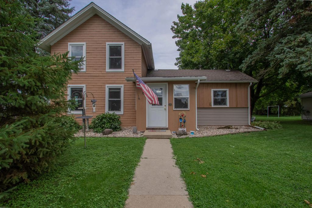 816 W Division St, Watertown