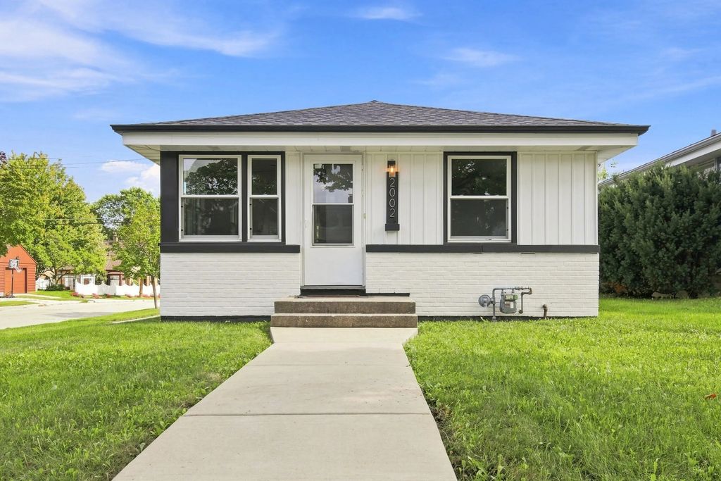 2002 S 97th St, West Allis