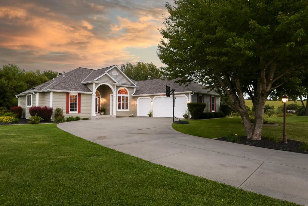 W2366 Mcaleavey Ct, Ashippun