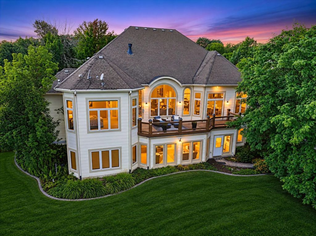 W213n5230 Golfview Dr, Menomonee Falls