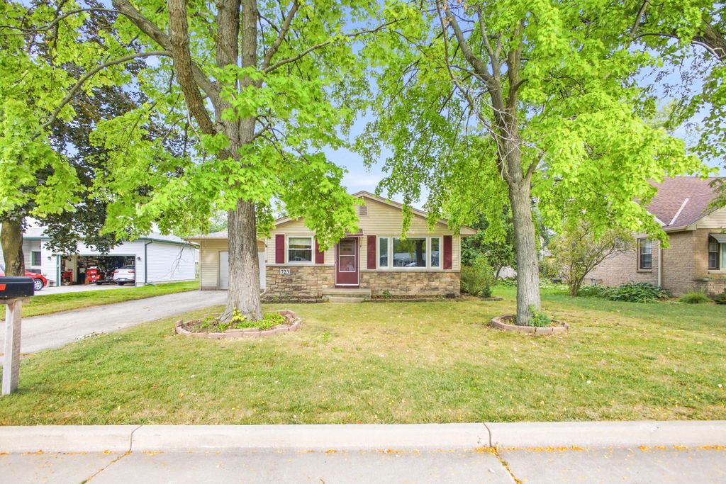 723 N Roosevelt Ave, Oconomowoc
