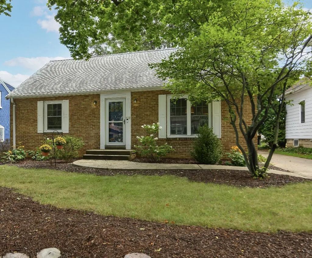 610 N 112th St, Wauwatosa