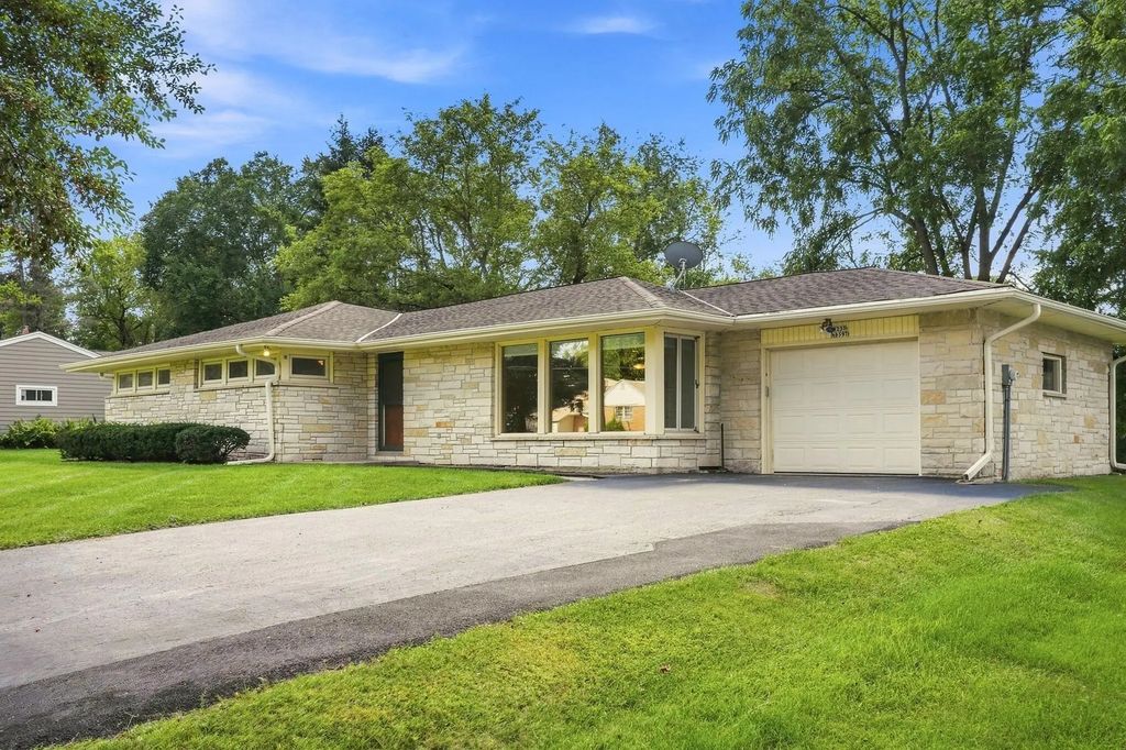 W237n6597 Orchard Dr, Sussex
