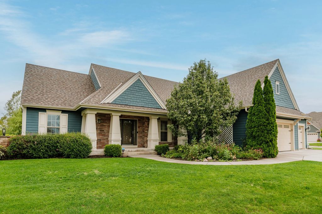 1724 Moccasin Trl, Waukesha