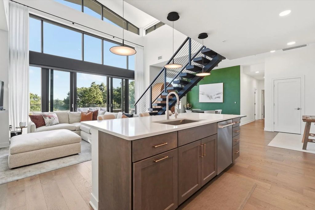 215 E Pleasant St 506, Oconomowoc