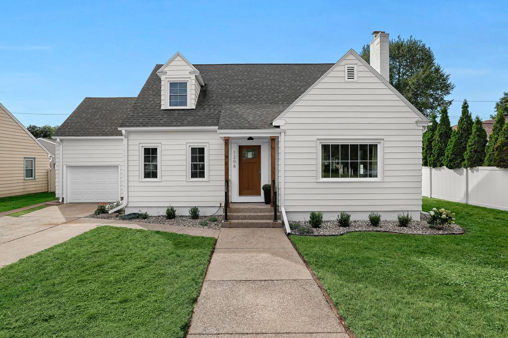 1208 Losey Blvd S, La Crosse