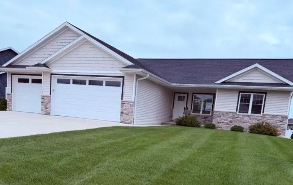 3126 Sandy Ridge Dr, Two Rivers