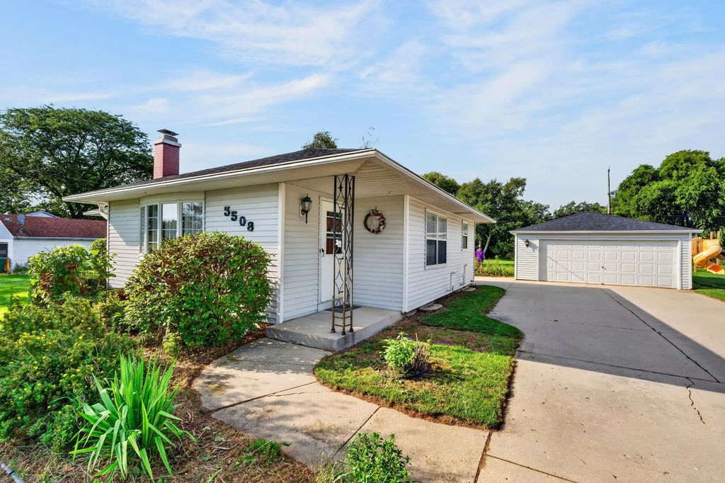 3508 E Oakwood Rd, Oak Creek