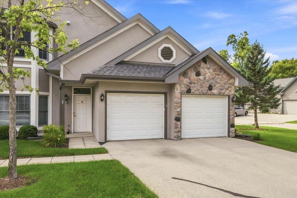 N30w23082 Pineview Way 5, Pewaukee