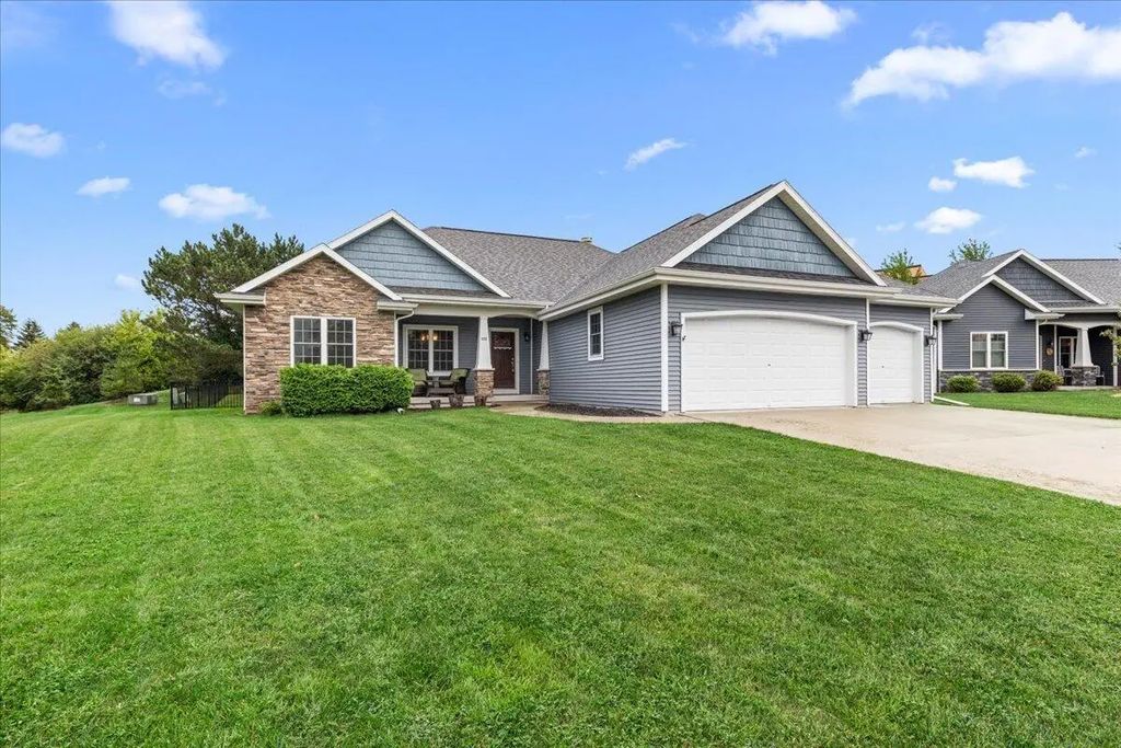 453 Western Ct, West Bend