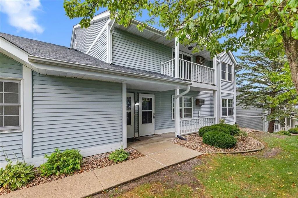 621 Barrington Ct D, West Bend