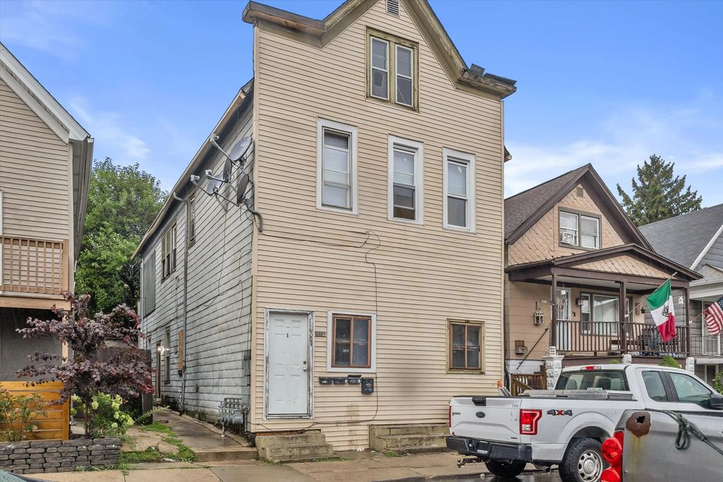 2421 S 5th Pl, Milwaukee