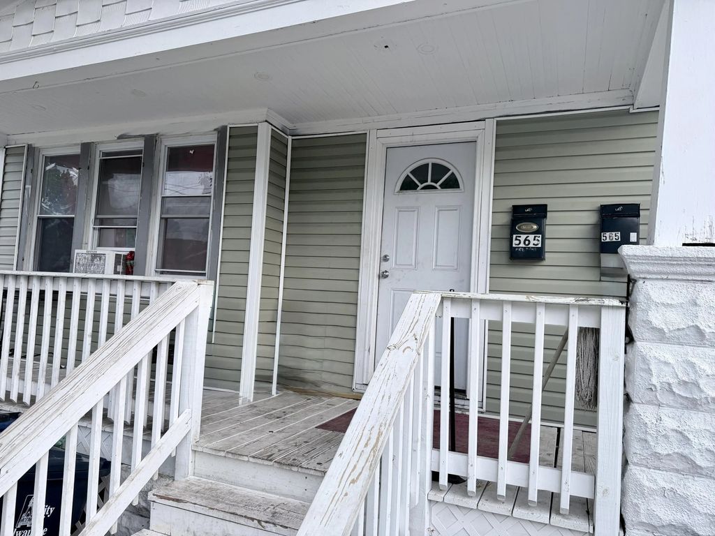 565 W Rogers St, Milwaukee