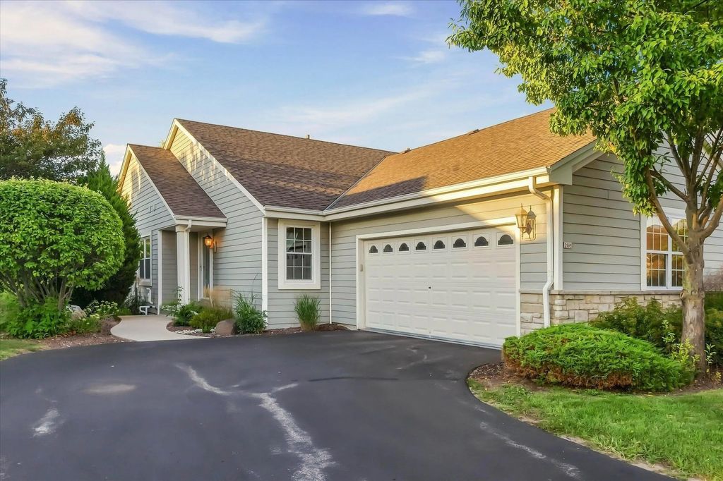 288 Wildflower Cir, Port Washington