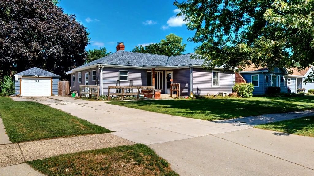 1227 E Memorial Dr, Janesville