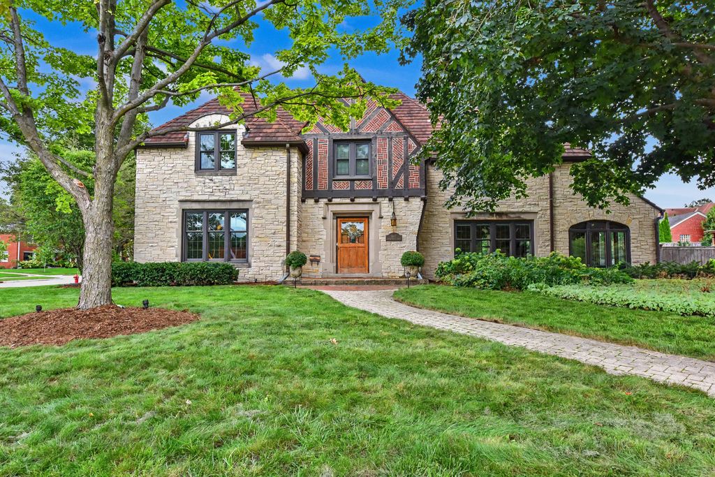 660 Honey Creek Pkwy, Wauwatosa